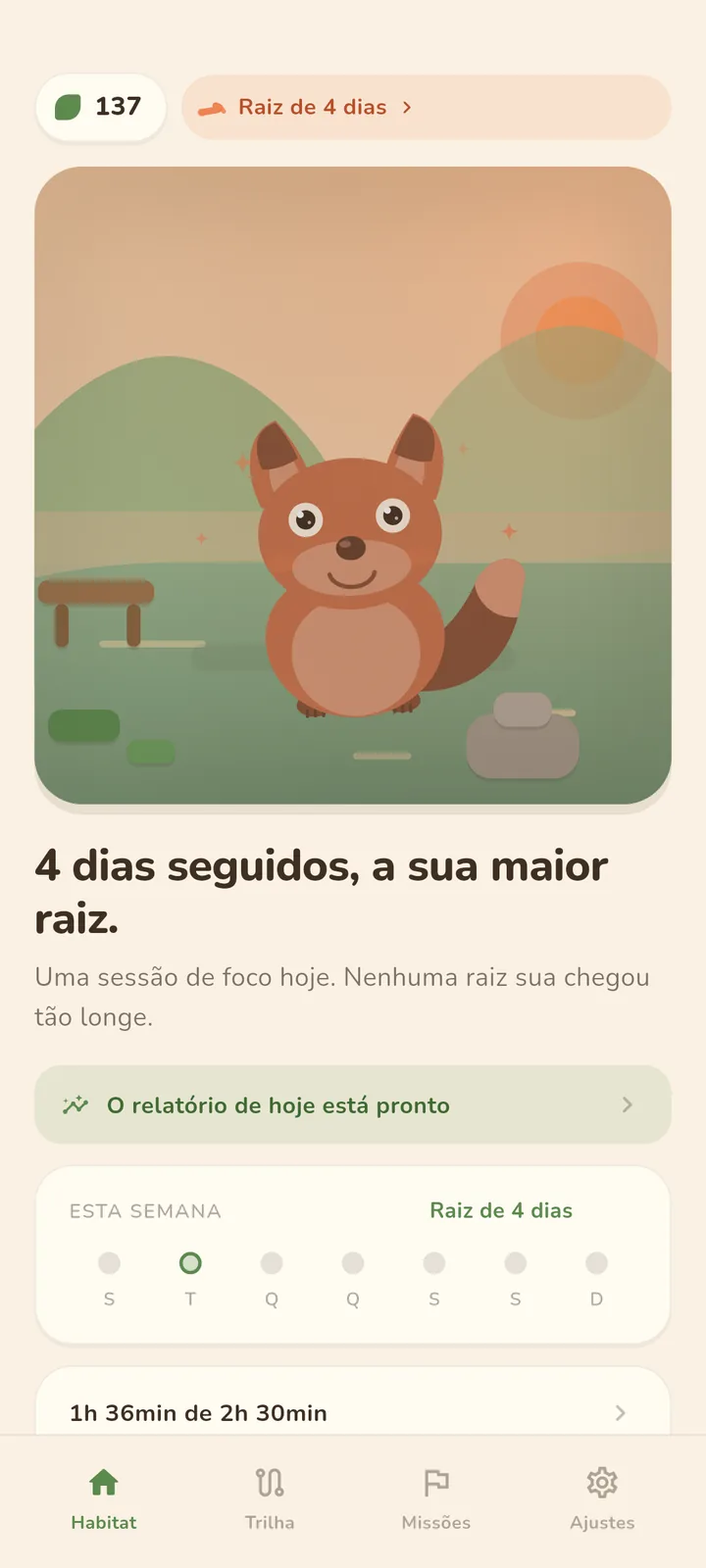 Faísca, a raposa, no habitat ao entardecer.