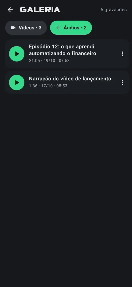 Galeria do Deixa na aba Áudios: lista de gravações com botão de tocar, duração e data.