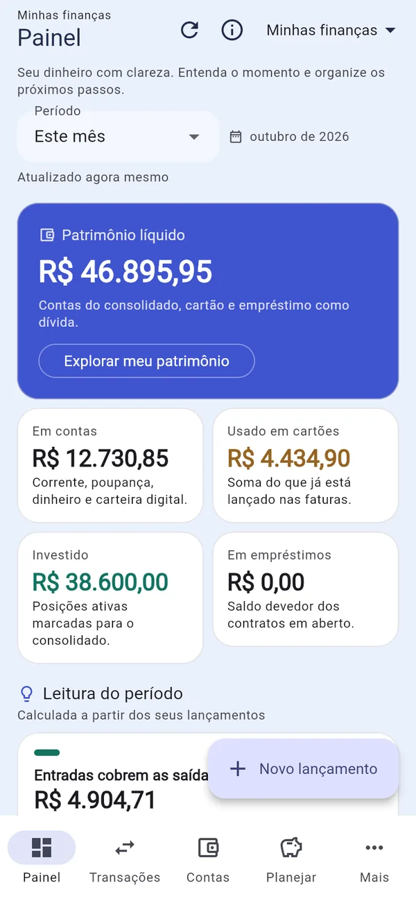 Painel do Ecoin no app para celular: patrimônio líquido, saldos em contas, cartões, investimentos e a leitura do período.
