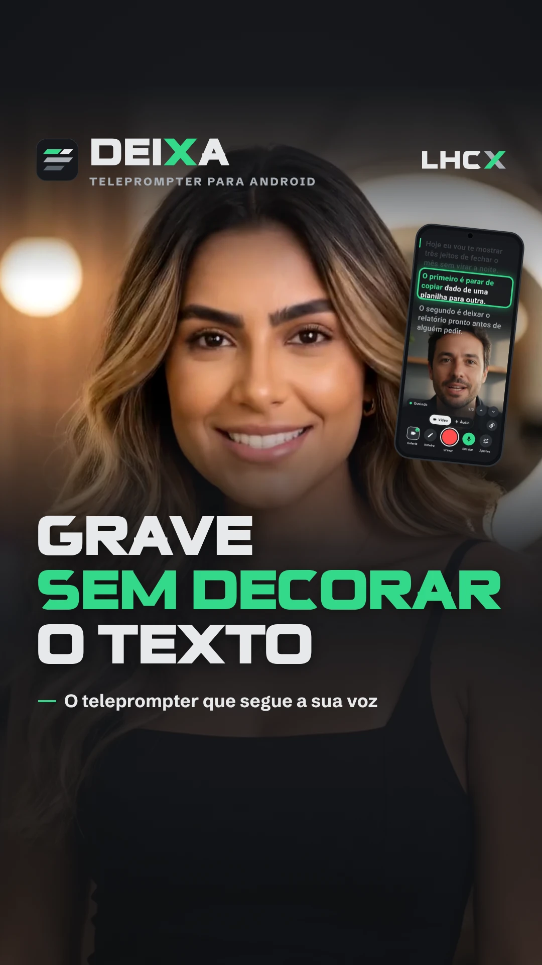 Capa do comercial do Deixa: a apresentadora fala para o celular com o roteiro acompanhando a voz.